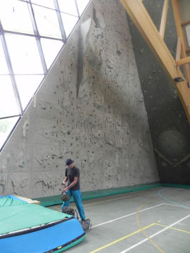 La Guida Riccardo si prepara nella Palestra di San Martino di Castrozza (38050 bytes)